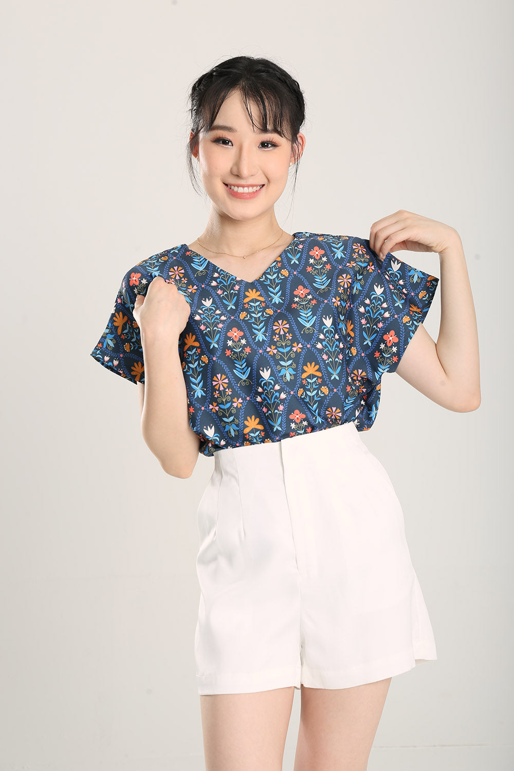Ofelia Floral Prints Top in Blue
